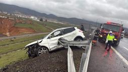 Bariyer otomobile saplandı: 1 ölü, 2 yaralı