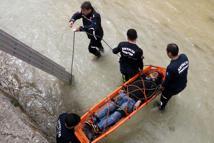 Alanya'da çaya düşen erkek yaralandı