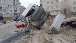 Çorum'da tarım işçilerini taşıya minibüs ile otomobil çarpıştı: 5 yaralı