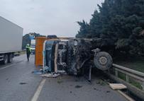 Kamyon bariyerlere çarpıp yan yattı; 1 yaralı