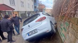 Bingöl’de otomobil duvara çarptı: 2 yaralı