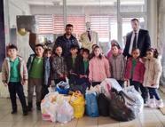 Harçlıklarıyla aldıkları gıda maddelerini Hayır Çarşısı'na bağışladılar