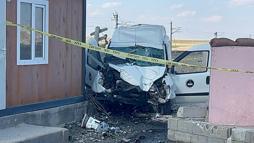 Uygulama noktasındaki bariyerlere çarpan hafif ticari aracın sürücüsü öldü