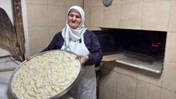 Kadınların ramazan bayramı için börek ve baklava mesaisi
