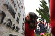 Elif, hiç görmediği şehit dayısının fotoğrafını öpüp, defalarca okşadı