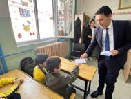 Belde belediye başkanı, öğrencilere bayram harçlığı dağıttı