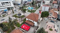 Öğrenciler camide Türk bayrak açarak şehitleri andı