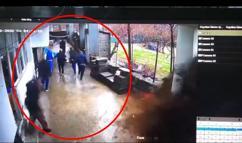 Sağanak sonrası muhtarlık ofisini su bastı; kaçış anı kamerada