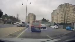 İstanbul - Ataşehir'de otomobilin çarptığı aydınlatma direği yola devrildi; kaza kamerada