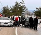 Hafif ticari araçla otomobil çarpıştı: 1 ölü, 3 yaralı