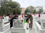 Ankara'da şehitliklerde arife yoğunluğu