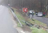 Bariyerleri aşan otomobil alt yola düştü; 1’i bebek 4 yaralı