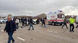 Nevşehir'de 3 aracın karıştığı kazada baba-oğul öldü; 7 yaralı