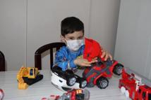 Lösemi hastası Muhammet Emin, tedavi sonrası ablasına kavuşup oyun oynamak istiyor