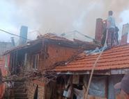 Tavşanlı’da 2 katlı ahşap ev yandı