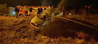 Sivas'ta otomobil bariyerlere çarptı: 2 yaralı