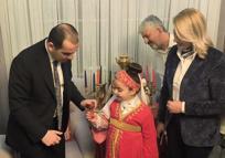 Vali Taşolar, yumurta tokuşturup, Nevruz ateşinin üzerinden atladı