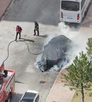 Alev alan elektrikli otomobile, yangın battaniyesi ile müdahale