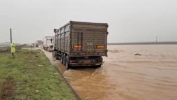 Nusaybin’de sağanak ve dolu: yollar göle döndü, evleri su bastı