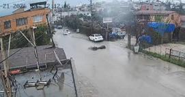 Su birikintisine giren motosiklet devrildi; kaza anı kamerada