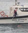 Denizde hareketsiz halde bulunan kadın hastaneye kaldırıldı