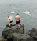 10 derece sıcaklıkta denize girdiler