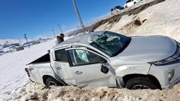 Van'da kamyonet şarampole yuvarlandı; 3 yaralı