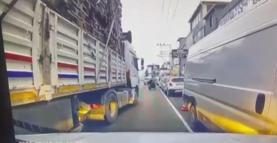 TIR'dan inip, bıçakla otomobile saldırdılar