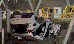 İstanbul - Pendik’te otomobil gişelere çarptı: 2 yaralı