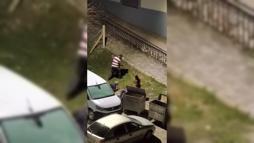 Evinin önüne gittiği eski eşiyle tartışan kişiyi, komşular sopayla dövdü; olay kamerada