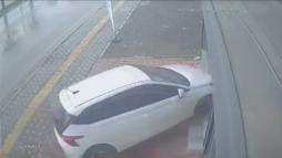 Osmaniye’de otomobilin iş yerine daldığı kaza kamerada