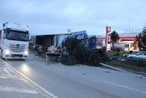 Freni boşalan TIR, 4 araca çarpıp elektrik direğini devirdi: 6 yaralı