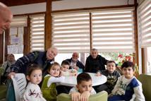 Gemlik’te öğrenciler huzur evi sakinlerini ziyaret etti