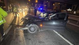 İstanbul - Avcılar D-100’de bariyerlere çarpıp kaza yaptı; aracını bırakıp kaçtı