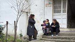 Evde tek başına olan çocuk çakmakla oynarken evi yaktı; 2 kişi dumandan etkilendi