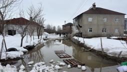 Yüksekova'da biriken kar erince evlerin bahçeleri su ile doldu