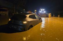 Manisa’da sağanak; araçlar yolda mahsur kaldı