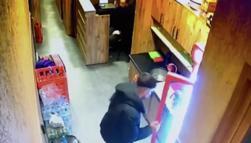 Beyoğlu’nda uyuyakalan kişinin cep telefonunu çalıp oyun oynamaya devam etti