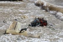 Alabora olan balıkçı teknesindeki 2 kişi yüzerek kurtuldu