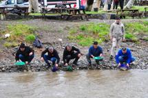 Sosyal medyada toplanan altın avcıları, yağışa rağmen İzmir'de derede altın aradı