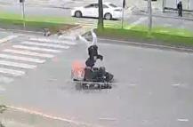 Mersin'de motokuryenin yaya geçidinde çocuğa çarptığı kaza kamerada: 1 yaralı