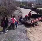 Öğrenciler, debisi yükselen dereyi traktörle geçti