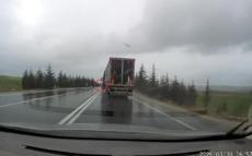 TIR’ın otomobile çarpıp sürüklediği kaza kamerada: 1 ölü, 2 yaralı