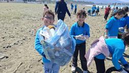 Öğrenciler sahilde temizlik yaptı