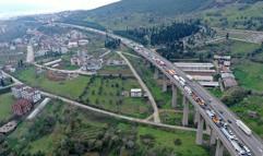 TEM’de 2 TIR ve 2 otomobil çarpıştı; araç kuyruğu dron kamerasında