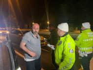 Kırmızı ışıkta bekleyen otomobile çarpan alkollü sürücüyü çevredekiler darbetti