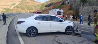 Şırnak’ta otomobil bariyerlere çarptı: 3 yaralı