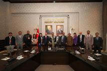 Hatay Valisi Masatlı Özbek çapanı giydi