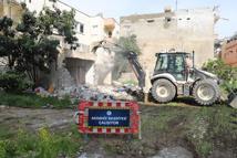 Akdeniz Belediyesi metruk binaları kontrollü şekilde yıkıyor