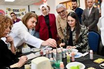 Vali eşinden Erdemli'de huzurevi sakinleriyle atölye çalışması